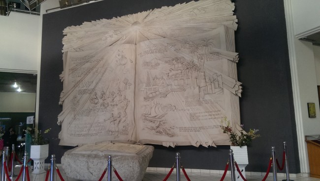 Monumen Buku yang Terdapat di Lobby Perpustakaan Nasional